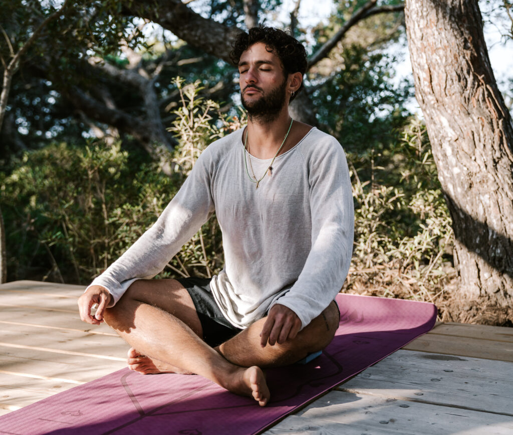 Yoga Academy per Progetto Happiness, Giuseppe, yoga sulla spiaggia